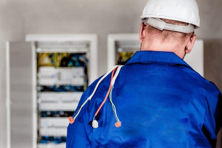 elettricista qualificato alle prese con un quadro elettrico